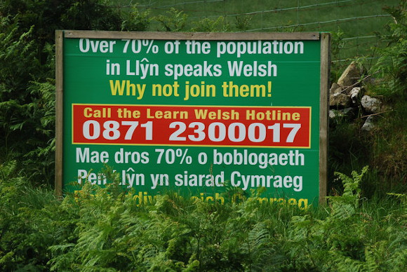 Sign promoting the learning of Welsh