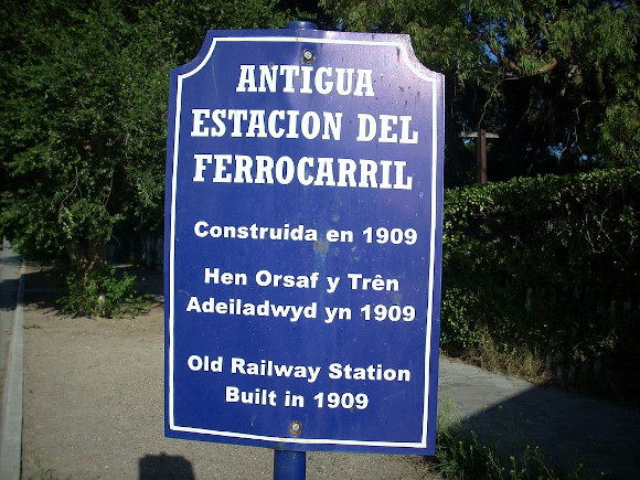 Trilingual (Spanish, Welsh and English) sign in Argentina