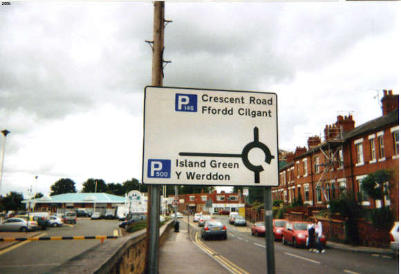 Bilingual road sign near Wrexham Central station