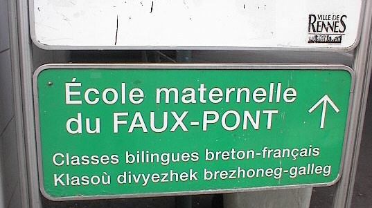 Sign in French and Breton in Rennes, outside a school with bilingual classes