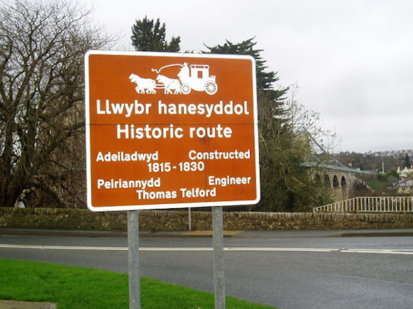 A bilingual road sign on the A5 near Menai Bridge