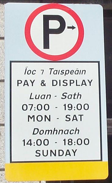 A pay and display sign in Dublin with the Tironian et for the Irish agus (“and”).