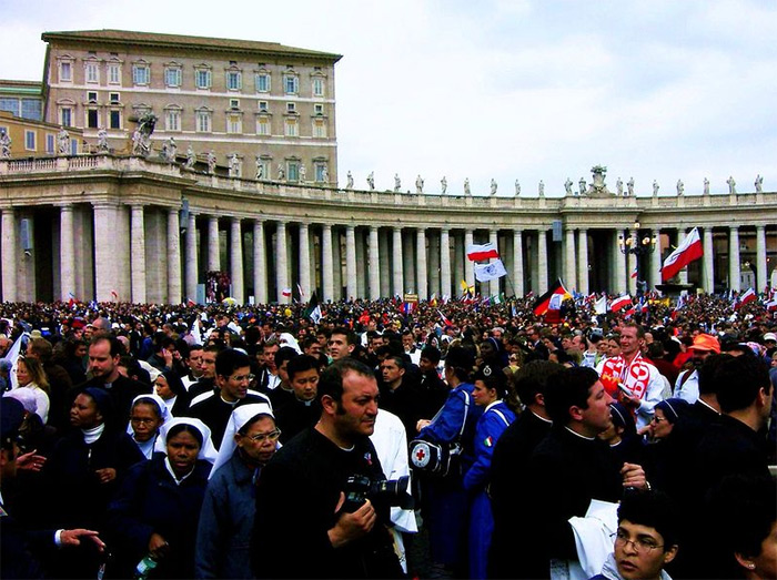 Crowd assembling for John Paul II's funeral mass on 8 April 2005