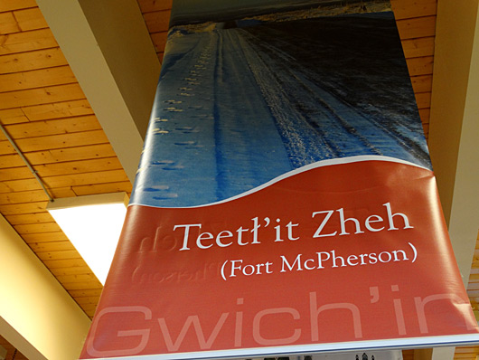 A sign in the Fort McPherson identifies the city by its original Gwichʼin name, Teetl'it Zheh.