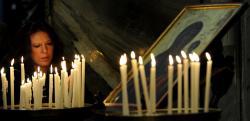 Яке значення має свічка, яку віруючі запалюють перед іконами в храмі?